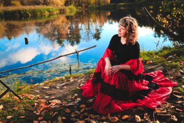 Doğa üzerinde dans eden kız