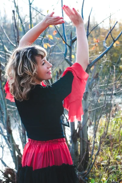 Танцующая девушка на природе — стоковое фото