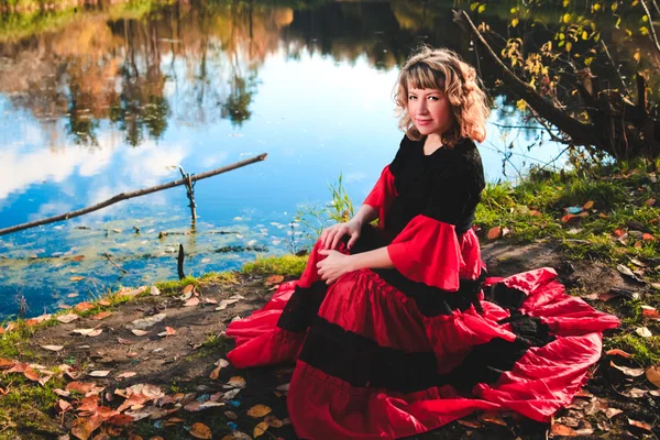 Bailando chica en la naturaleza — Foto de Stock