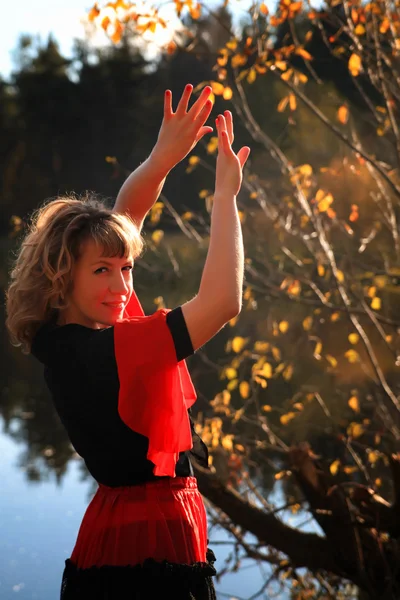 Bailando chica en la naturaleza — Foto de Stock