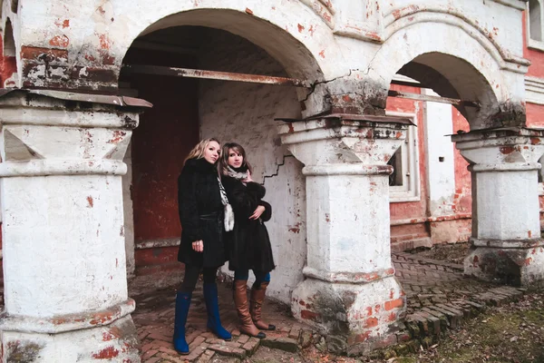 Girl in autumn at Old Building — Stock Photo, Image