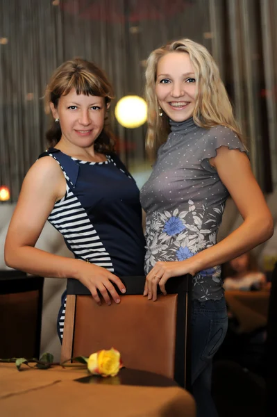 레스토랑에서 두 아름 다운 여자 — 스톡 사진