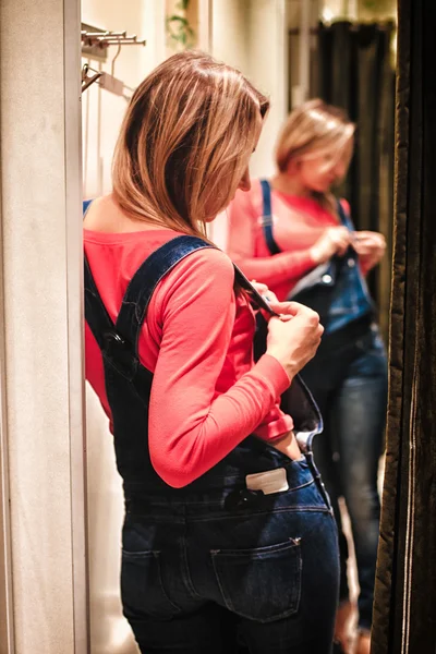 Meisje in de montage-winkel — Stockfoto