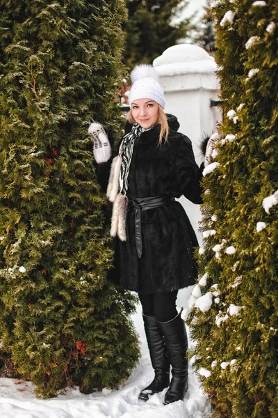 Girl and tree — Stock Photo, Image