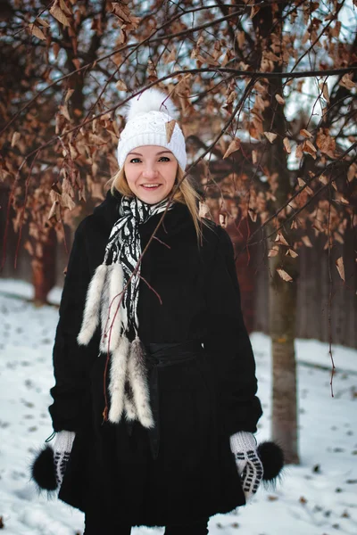 Meisje in de buurt van de takken — Stockfoto