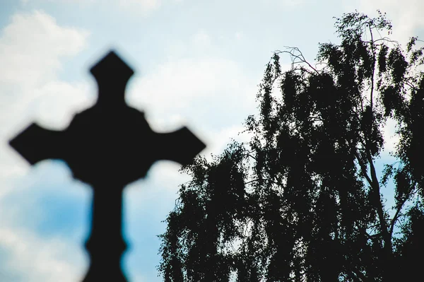 Крест против неба — стоковое фото