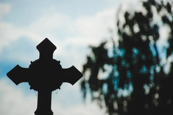 Крест против неба — стоковое фото