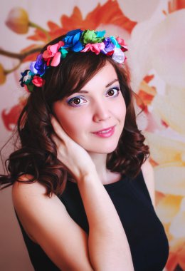 çiçek çelenk ile kız