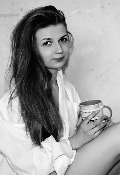 Uma menina em uma camisa branca — Fotografia de Stock