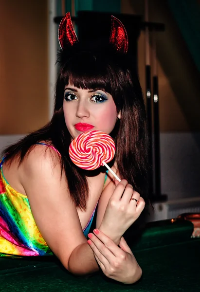 Chica con dulces en un traje de diablo — Foto de Stock