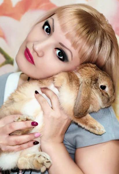 Chica y conejo pigmeo — Foto de Stock