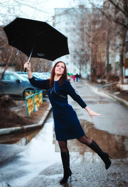 Girl walking down the street — Stock Photo, Image