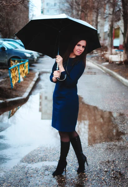 Girl walking down the street — Stock Photo, Image