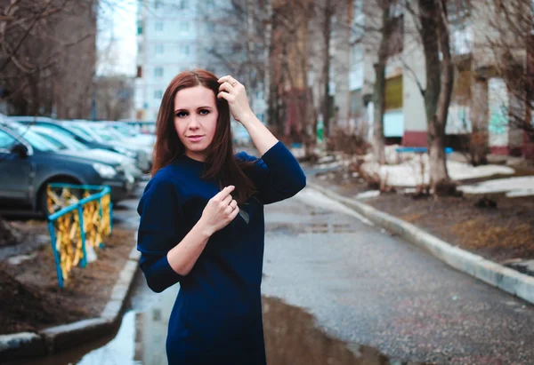 Girl walking down the street — Stock Photo, Image