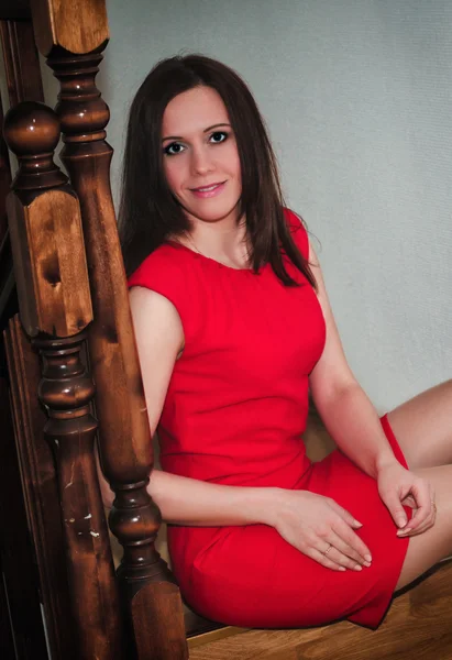 Schöne Frau in einem roten Kleid — Stockfoto