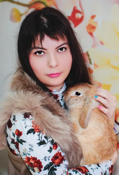 Девочка и карликовый кролик — стоковое фото