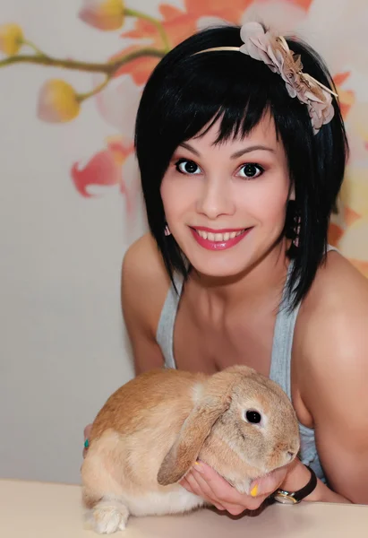 Девочка и карликовый кролик — стоковое фото