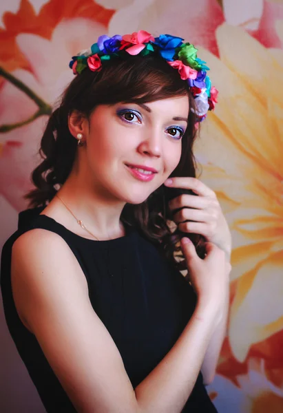 Ragazza con corona floreale — Foto Stock