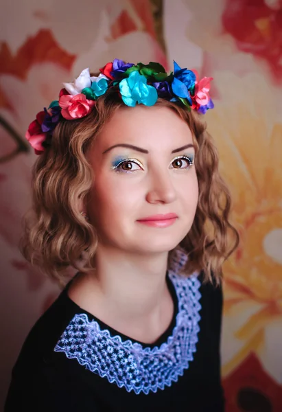 Chica con corona floral —  Fotos de Stock