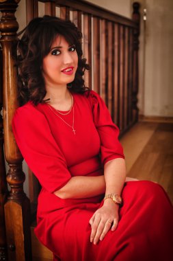 Kırmızı elbiseli güzel kadın.