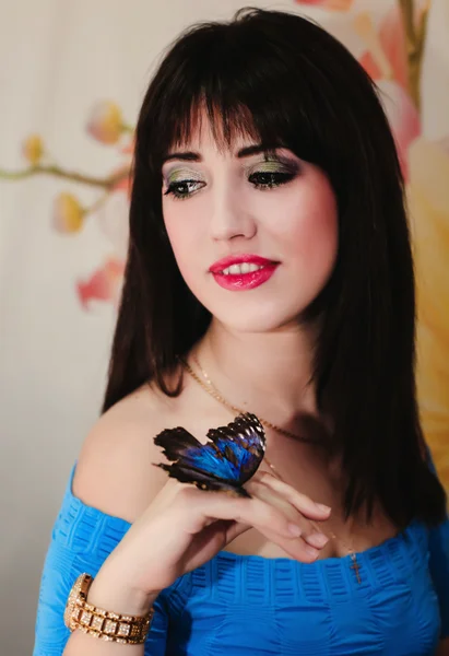 Retrato de una chica con mariposa —  Fotos de Stock