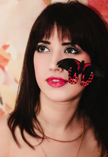Портрет девушки с бабочкой — стоковое фото