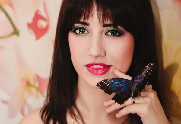 Портрет девушки с бабочкой — стоковое фото