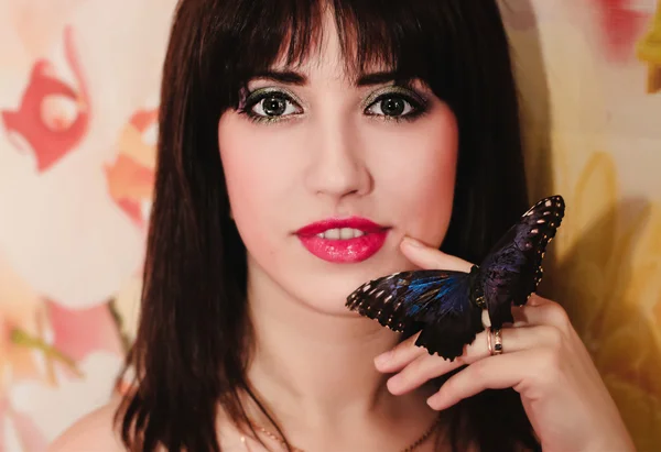 Portret van een meisje met vlinder — Stockfoto