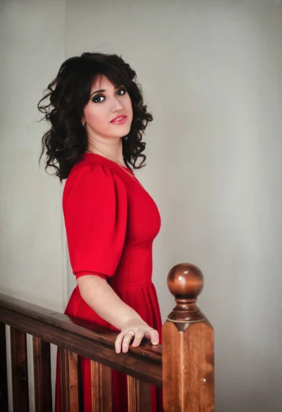 빨간 드레스를 입은 아름다운 여인 — 스톡 사진
