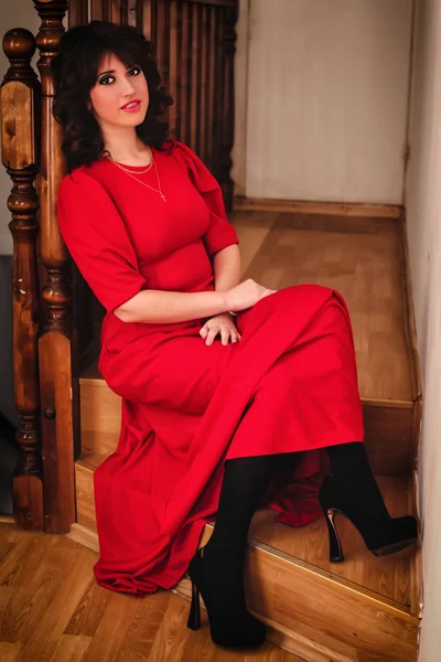 Mooie vrouw in een rode jurk — Stockfoto