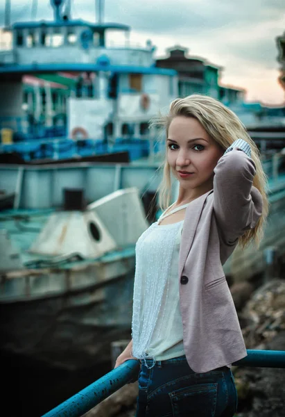 Portrait of a girl on the waterfron — Stock Photo, Image