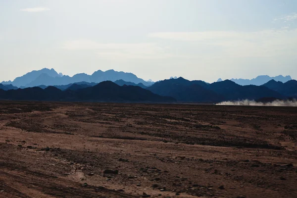 Camioneta que viaja por el desierto —  Fotos de Stock