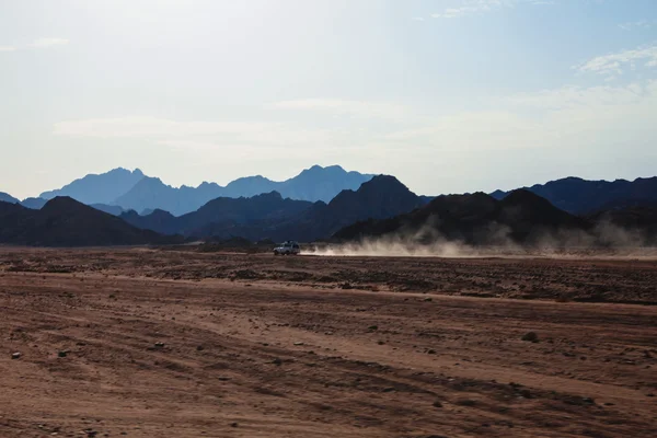 Camioneta que viaja por el desierto —  Fotos de Stock