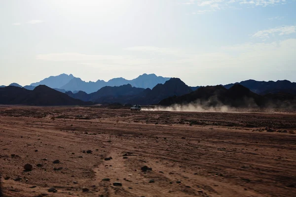 Camioneta que viaja por el desierto —  Fotos de Stock