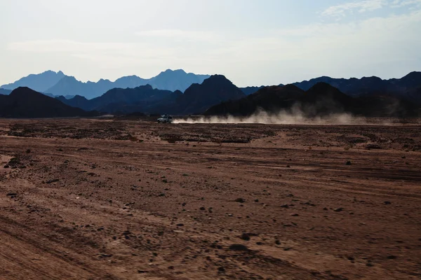 Camioneta que viaja por el desierto —  Fotos de Stock