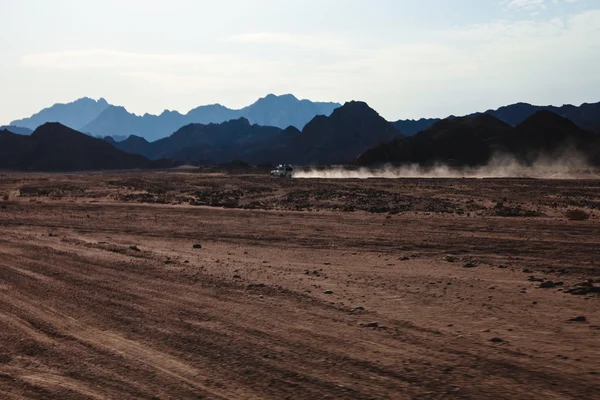Camioneta que viaja por el desierto —  Fotos de Stock