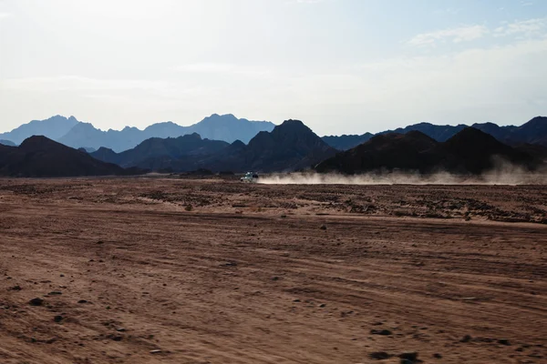 Camioneta que viaja por el desierto —  Fotos de Stock