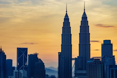 Gün doğumu sırasında Petronas İkiz Kulesi'nin güzel manzarası, Malezya'nın en yüksek binası.
