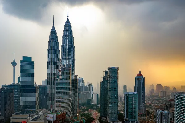 Belo pôr do sol dramático sobre o horizonte da cidade de Kuala Lumpur, a capital da Malásia . — Fotografia de Stock