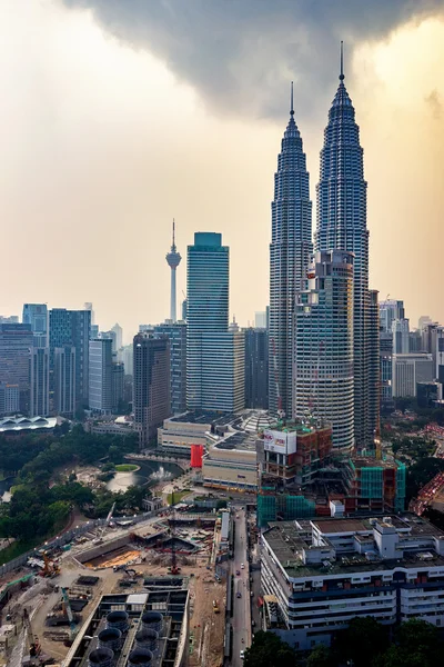 Hermosa puesta de sol dramática sobre el horizonte de la ciudad de Kuala Lumpur, la capital de Malasia . —  Fotos de Stock