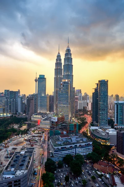 マレーシアの首都クアラルンプール市のスカイライン上の美しいドラマチックな夕日. — ストック写真