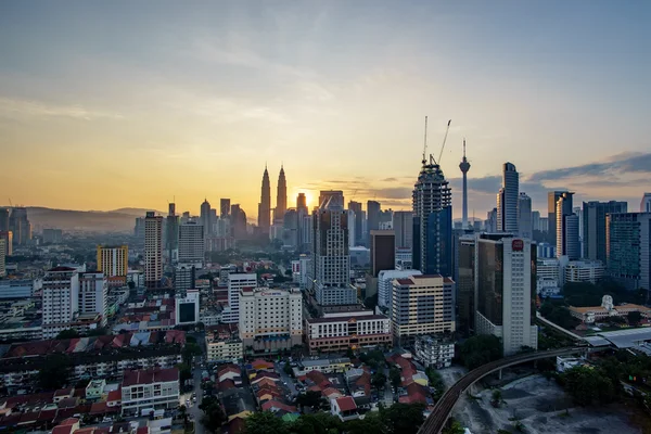 Beautiful view of capital city of Malaysia, Kuala Lumpur skyline at sunrise. — Stock Photo, Image