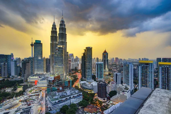 Bellissimo tramonto drammatico sullo skyline della città di Kuala Lumpur, la capitale della Malesia . — Foto Stock