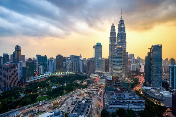 マレーシアの首都クアラルンプール市のスカイライン上の美しいドラマチックな夕日. — ストック写真