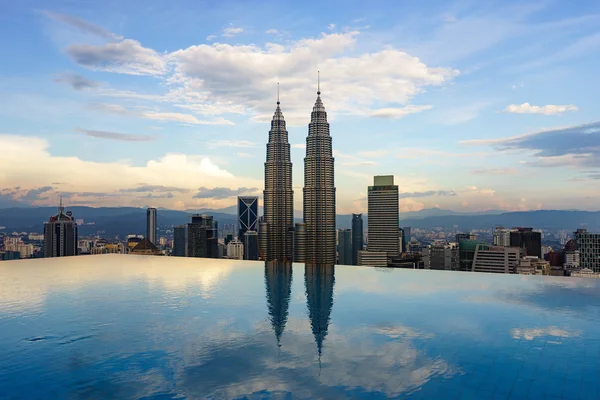 Hermoso reflejo de Kuala Lumpur Twin Tower junto a la piscina en la noche . —  Fotos de Stock