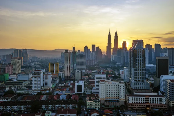 Beautiful view of capital city of Malaysia, Kuala Lumpur skyline at sunrise. — Stock Photo, Image