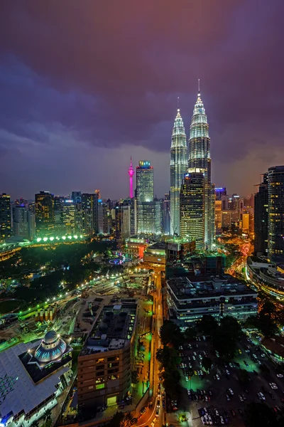 Hermosa escena nocturna del perfil urbano de Kuala Lumpur, la capital de Malasia . —  Fotos de Stock