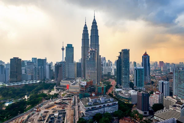 Bellissimo tramonto drammatico sullo skyline della città di Kuala Lumpur, la capitale della Malesia . — Foto Stock