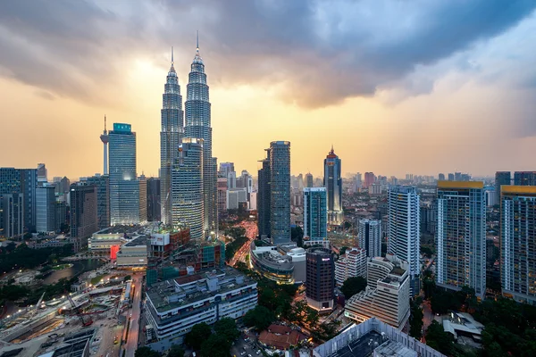 Kuala Lumpur şehir silueti üzerinde güzel dramatik gün batımı, Malezya başkenti.