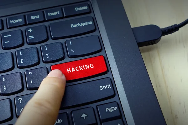 El primer plano del dedo en el botón del teclado del portátil — Foto de Stock